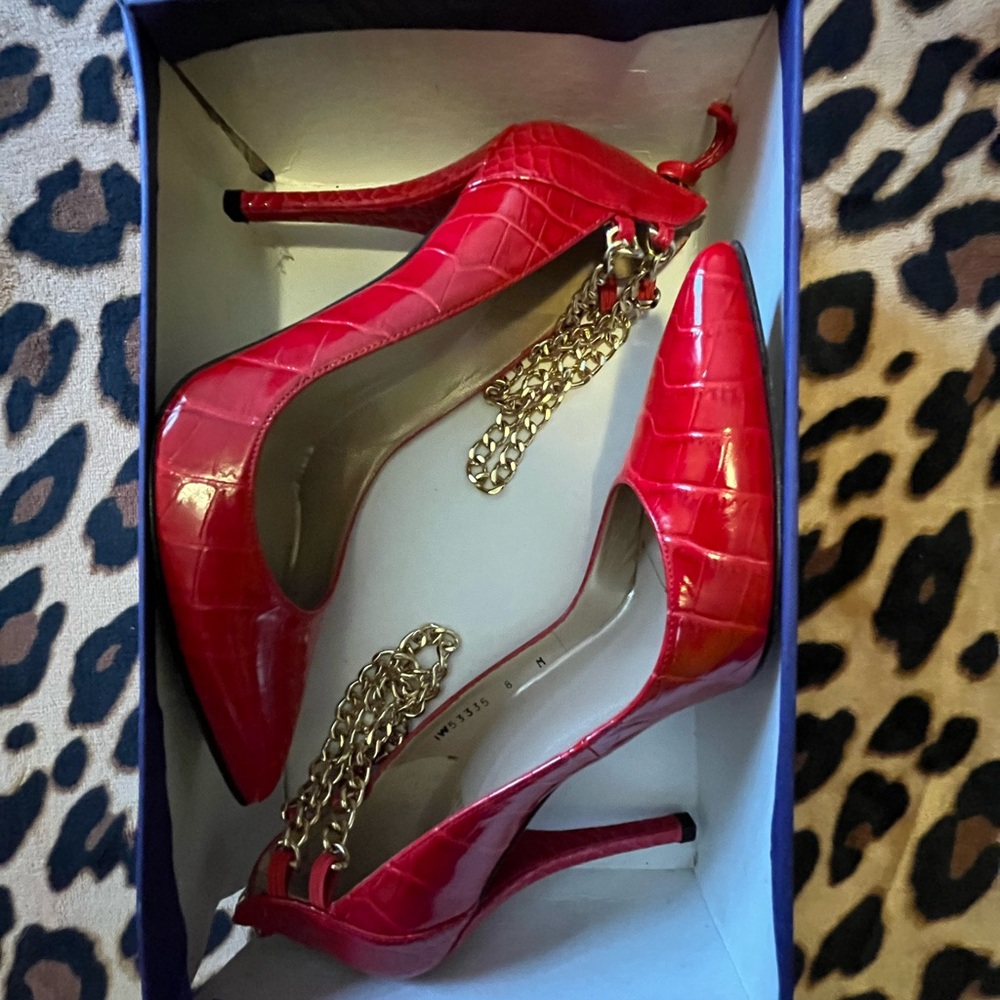 Stuart Weitzman Lovechain Red Croc-Patent Leather Pump Gold Chain 8